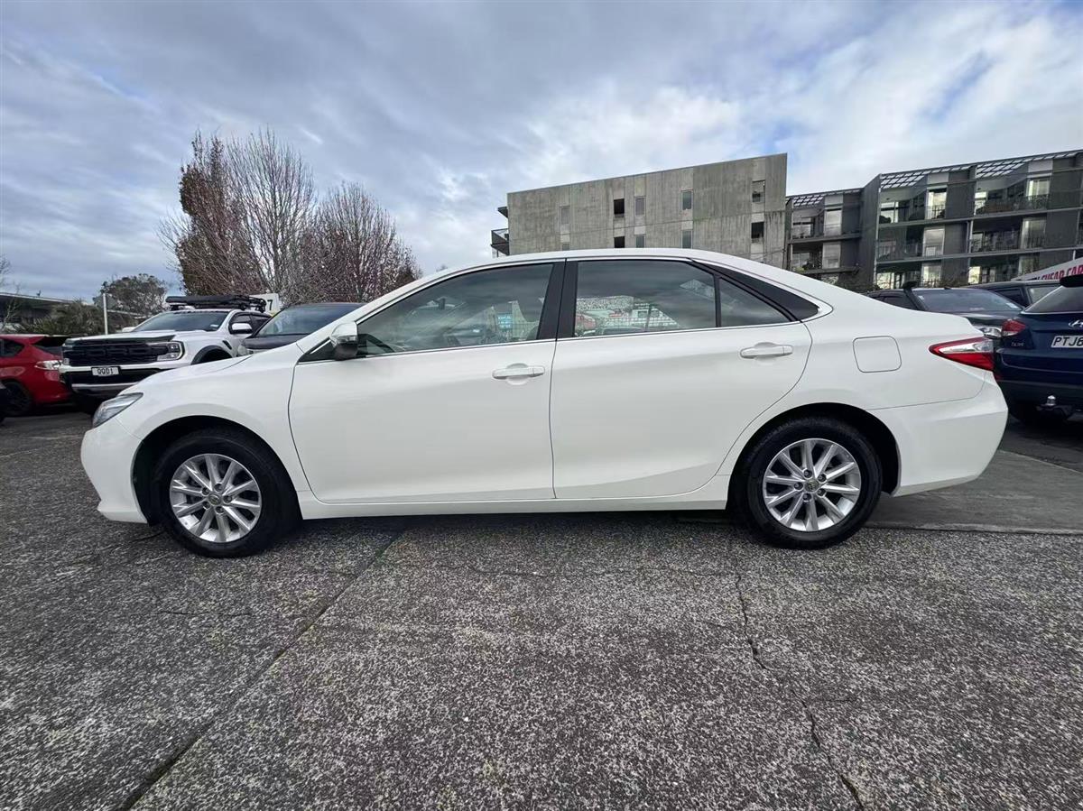 2017 Toyota Camry thumbnail