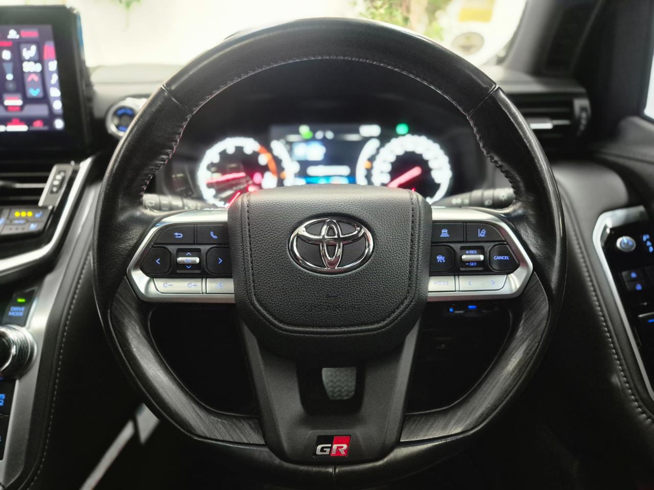 2023 Toyota Landcruiser thumbnail