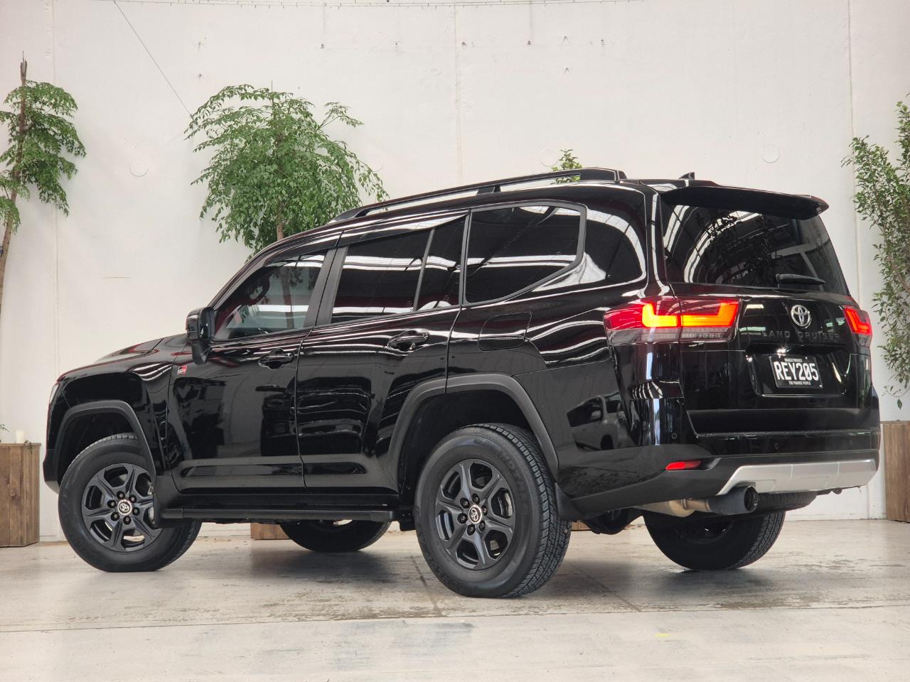 2023 Toyota Landcruiser thumbnail