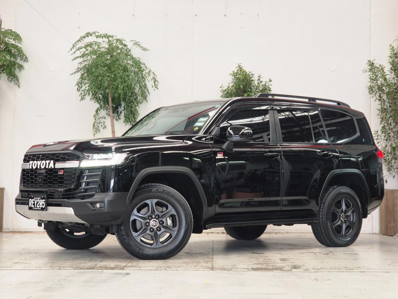 2023 Toyota Landcruiser thumbnail