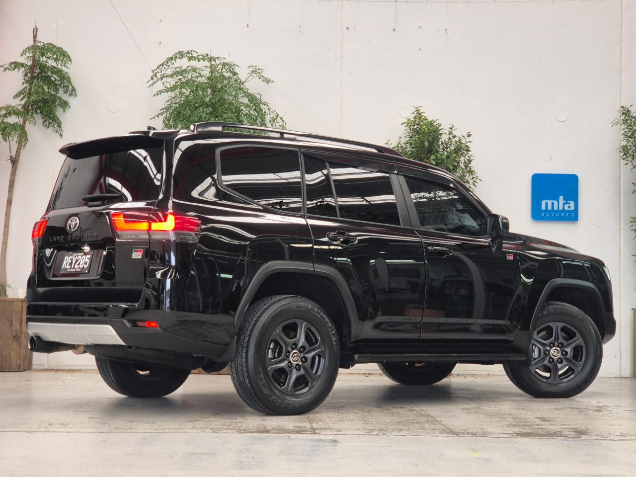2023 Toyota Landcruiser thumbnail