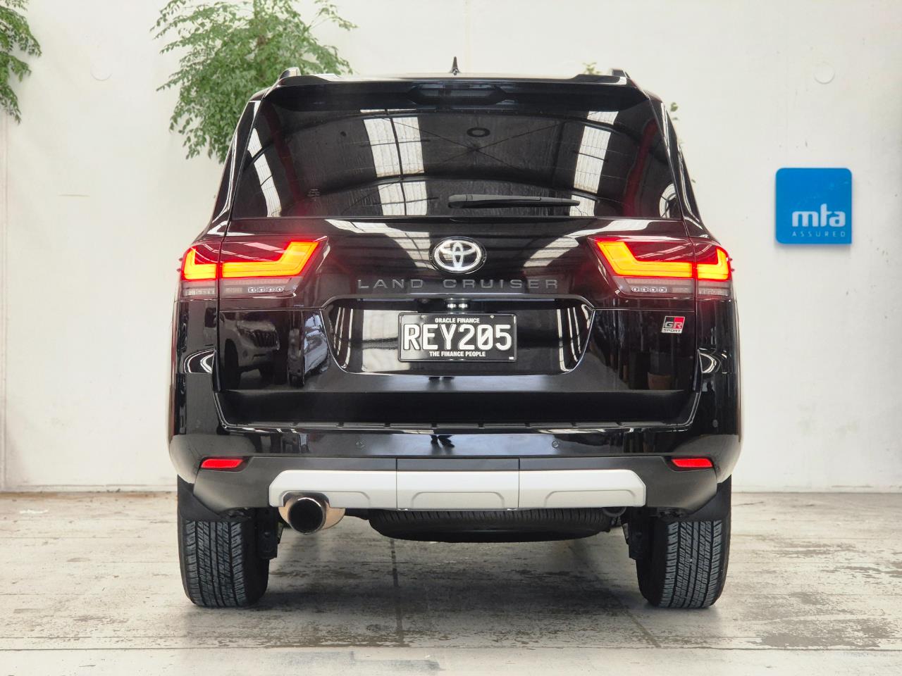 2023 Toyota Landcruiser thumbnail