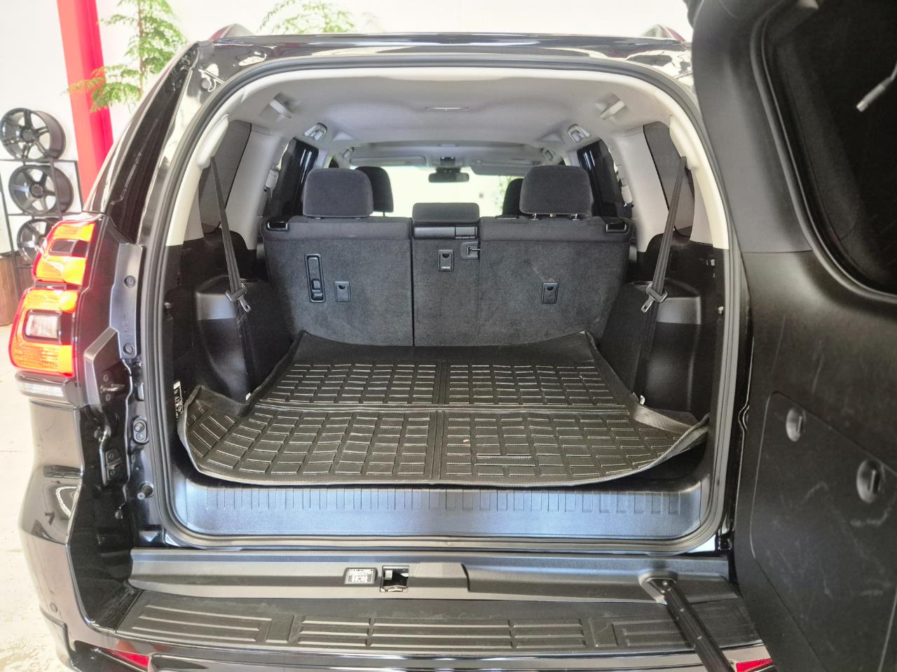 2023 Toyota Landcruiser thumbnail