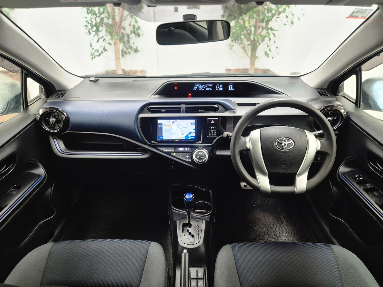 2015 Toyota Aqua thumbnail