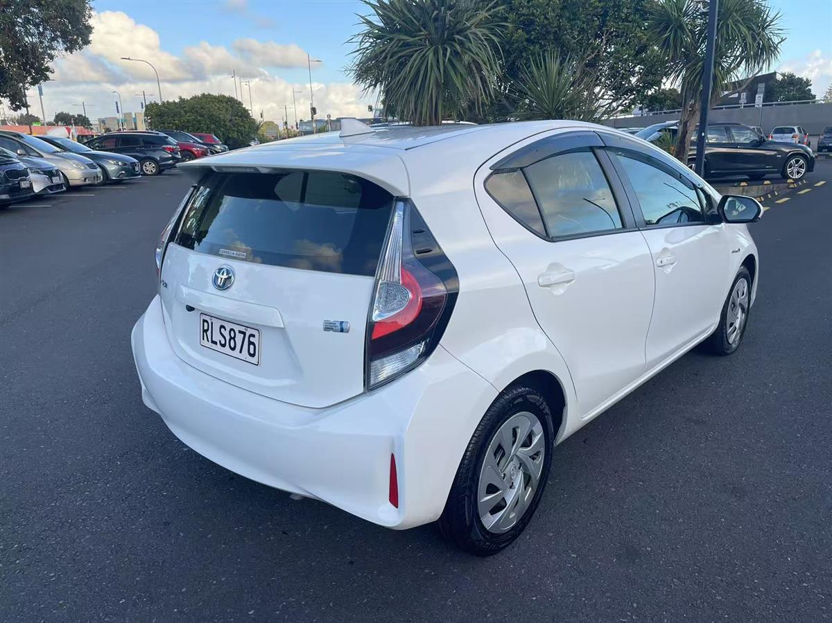 2020 Toyota Aqua thumbnail