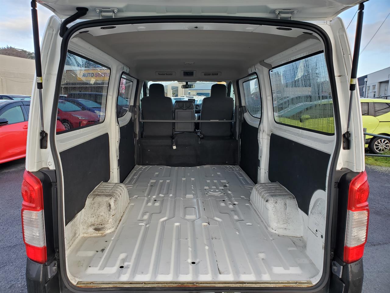 2021 Nissan Caravan thumbnail