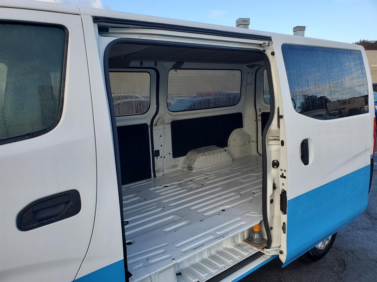 2021 Nissan Caravan thumbnail