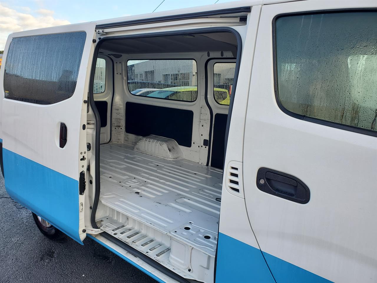 2021 Nissan Caravan thumbnail