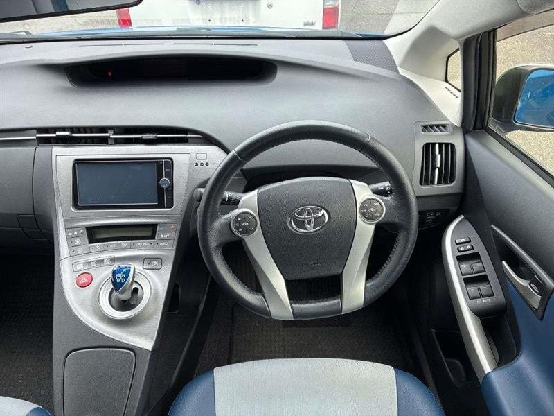 2013 Toyota Prius thumbnail