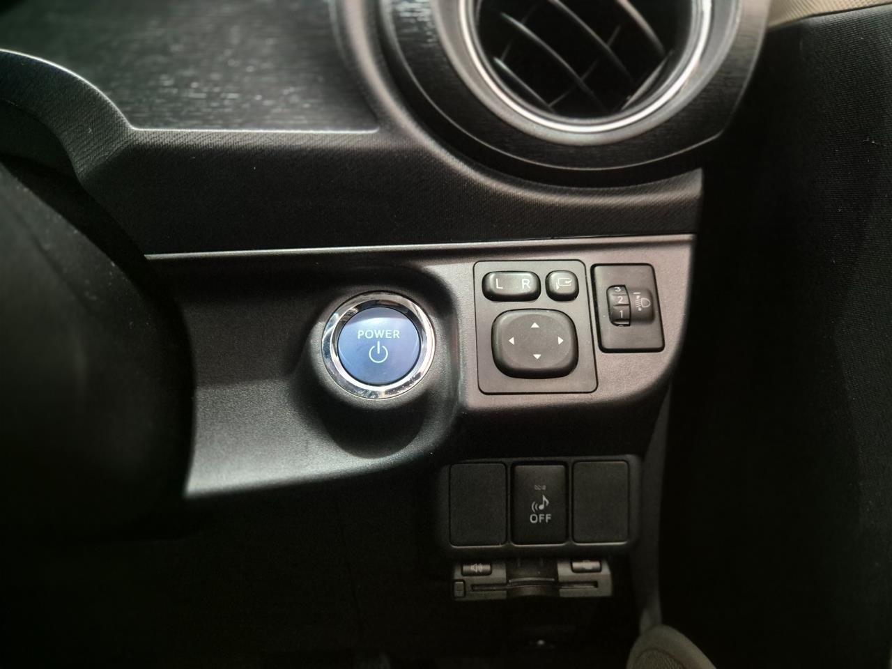 2014 Toyota Aqua thumbnail
