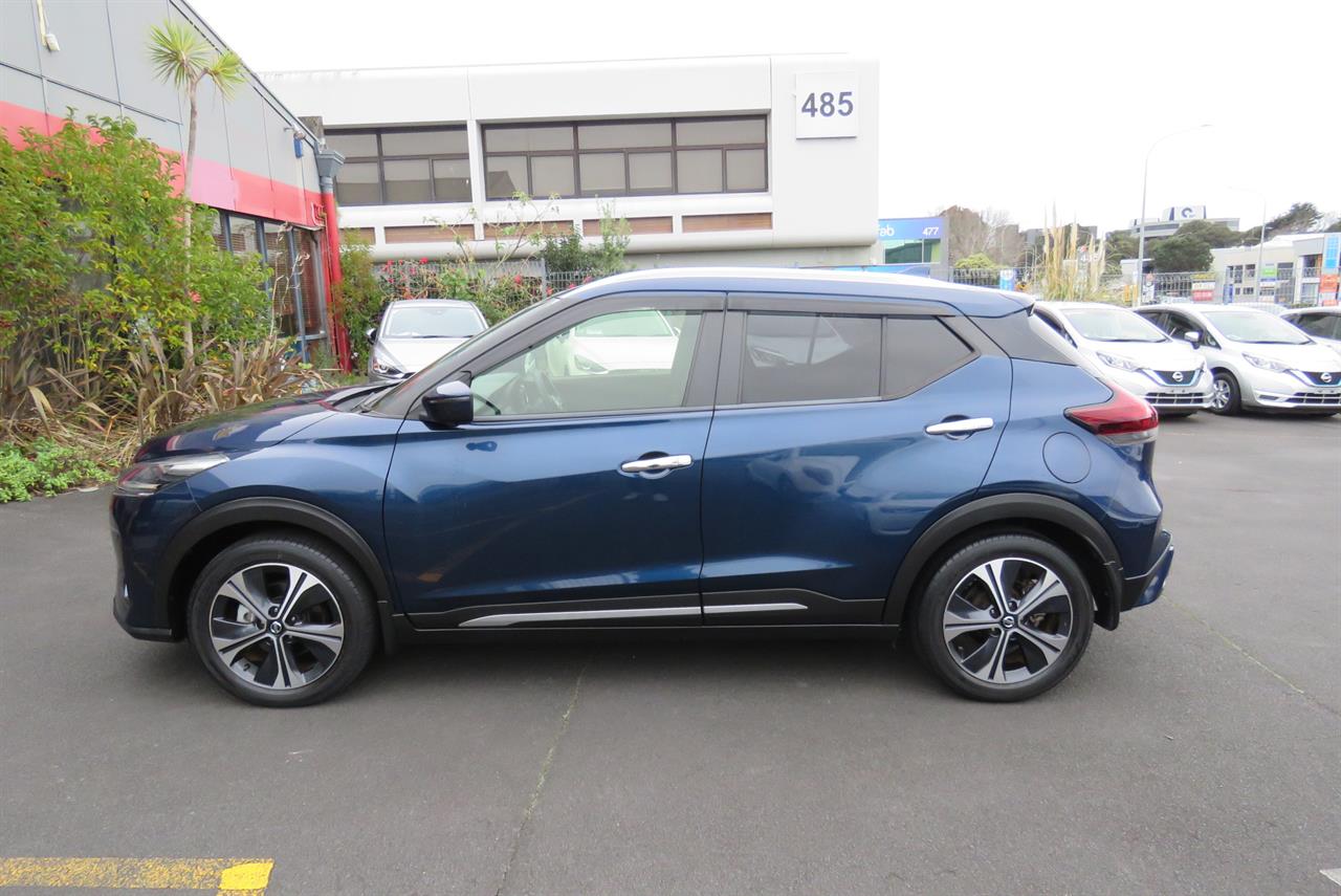 2021 Nissan Kicks thumbnail