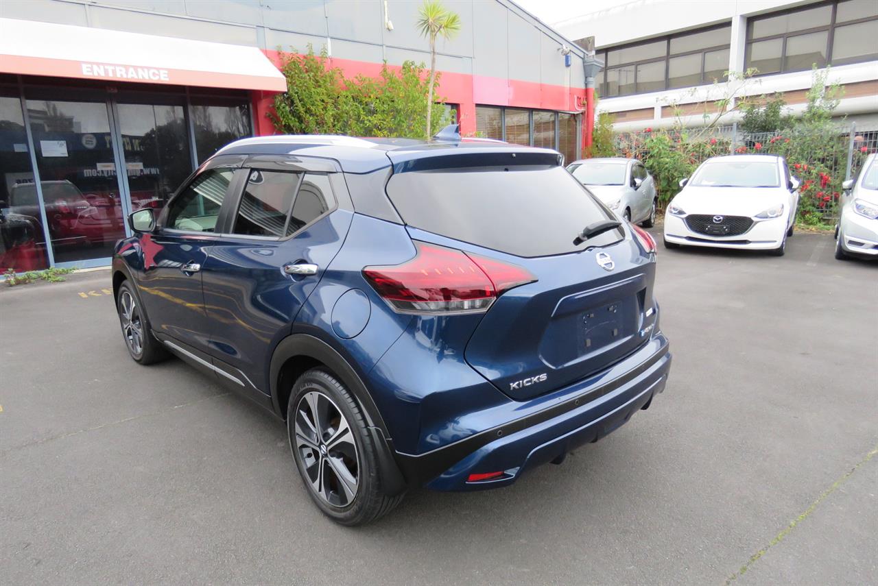 2021 Nissan Kicks thumbnail