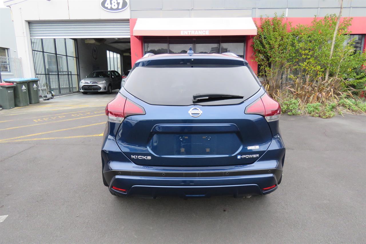 2021 Nissan Kicks thumbnail