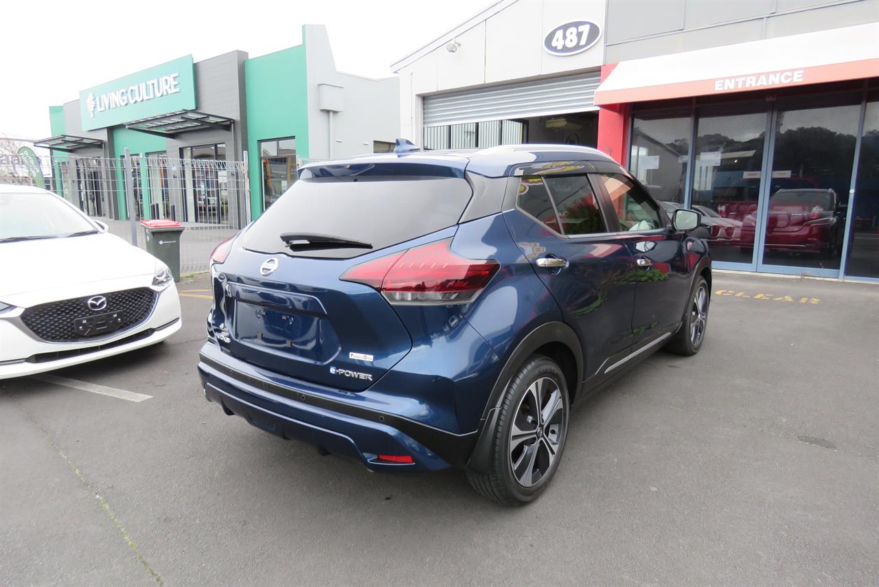 2021 Nissan Kicks thumbnail