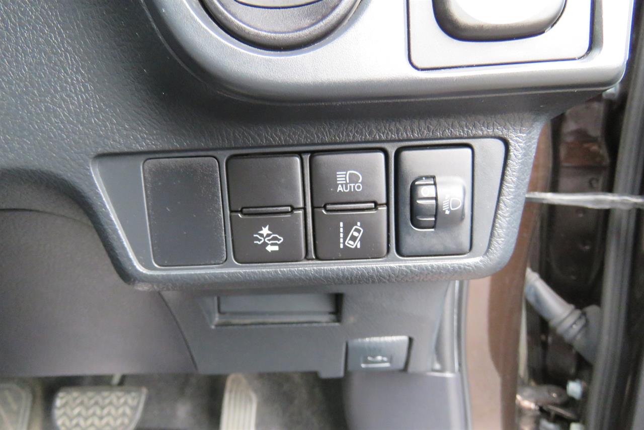 2016 Toyota Corolla thumbnail