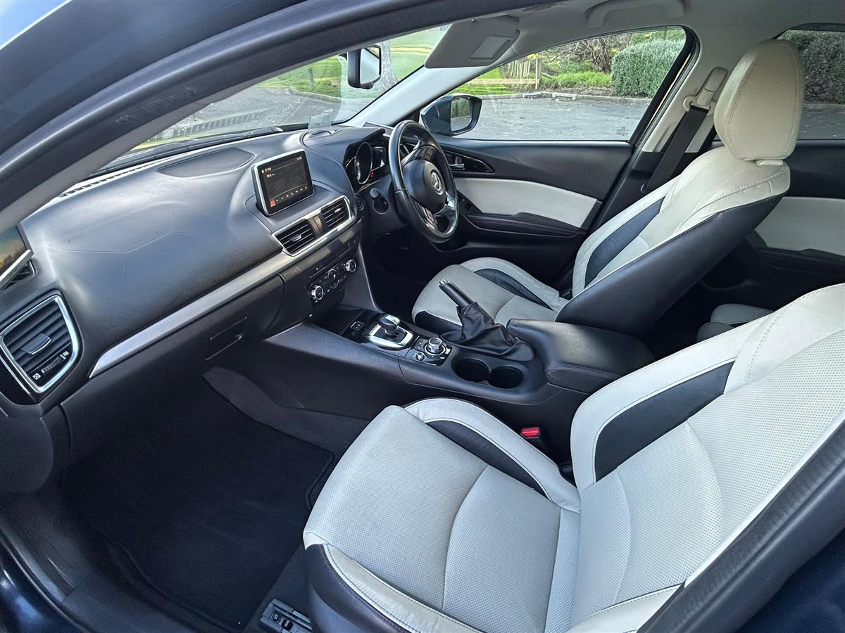 2013 Mazda Axela thumbnail