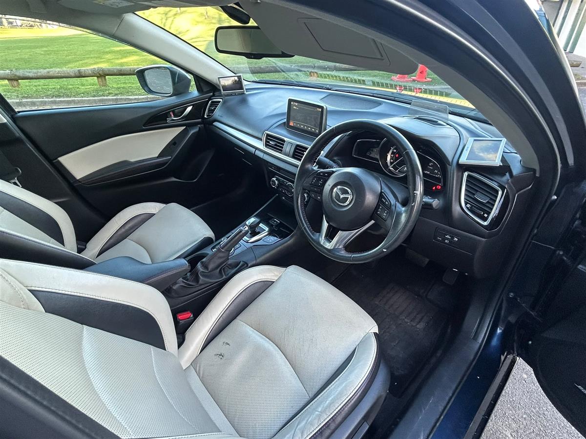2013 Mazda Axela thumbnail