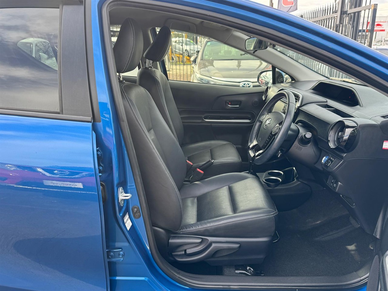 2017 Toyota Aqua thumbnail