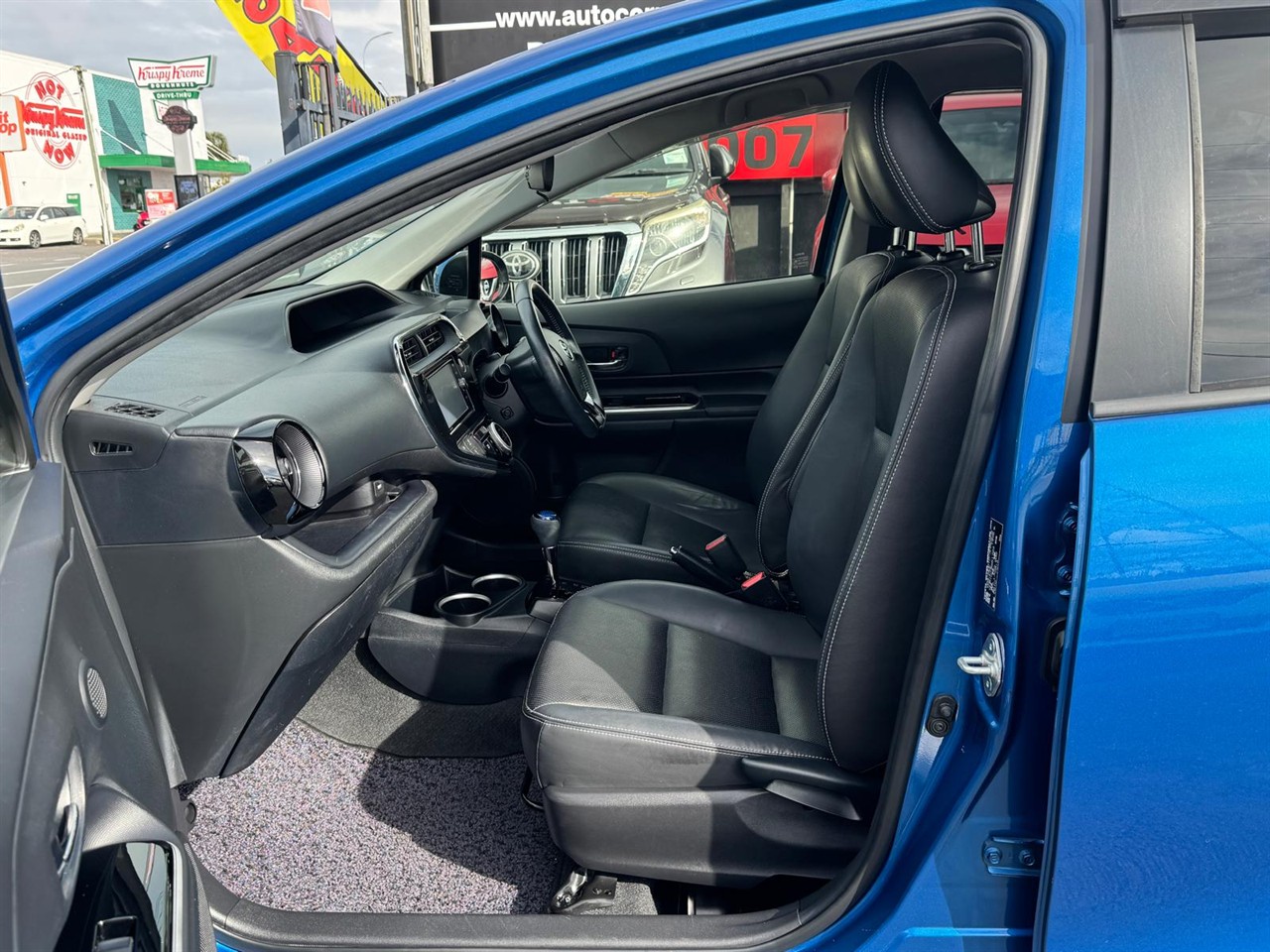 2017 Toyota Aqua thumbnail