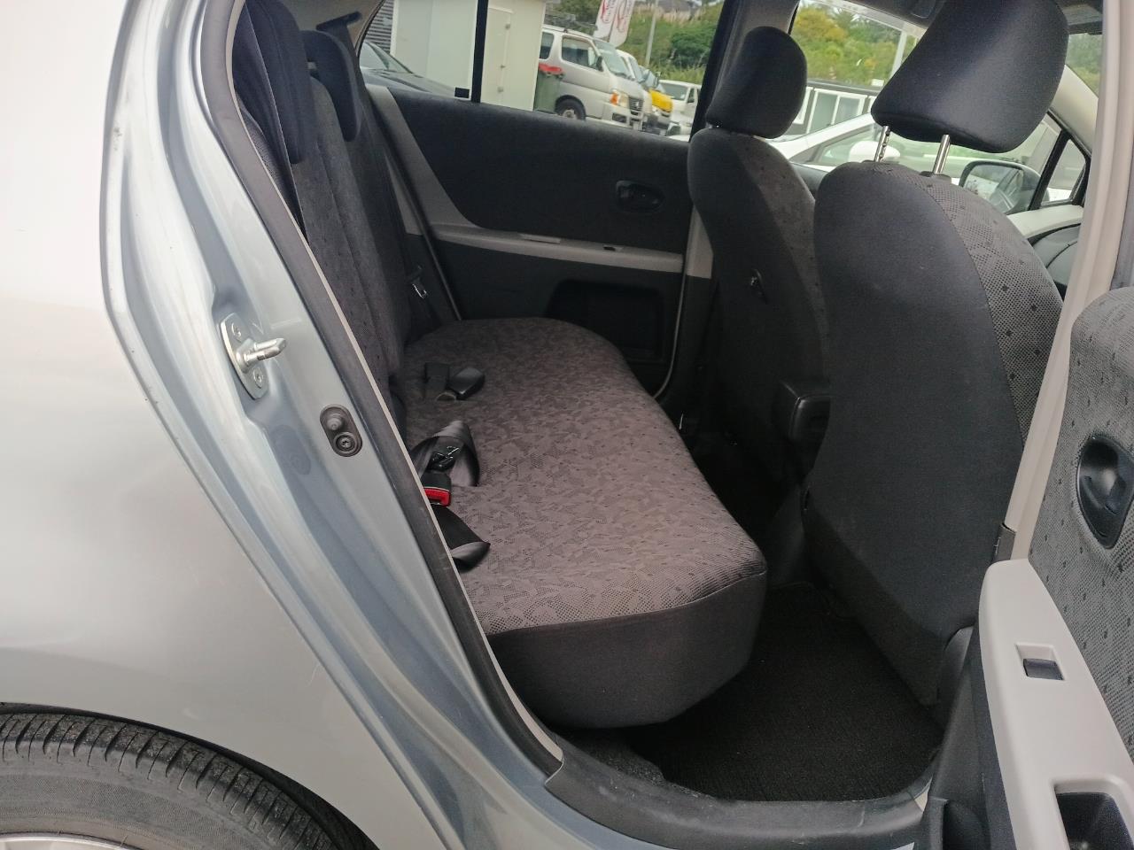 2009 Toyota Vitz thumbnail