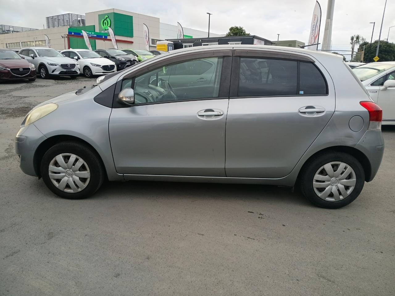 2009 Toyota Vitz thumbnail