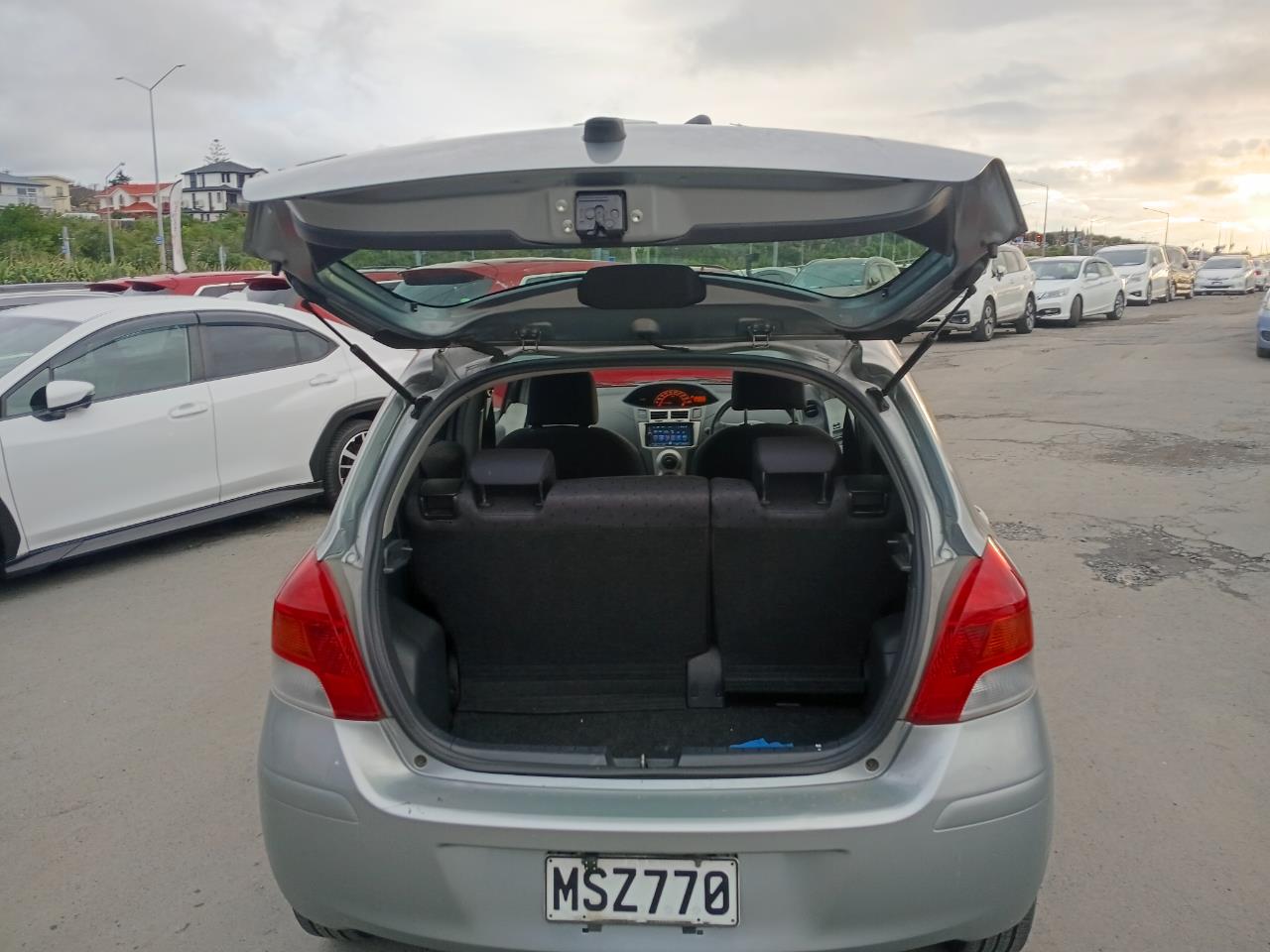 2009 Toyota Vitz thumbnail