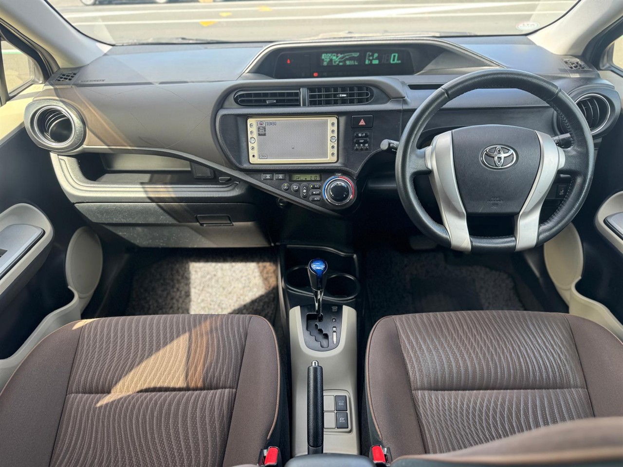 2013 Toyota Aqua thumbnail