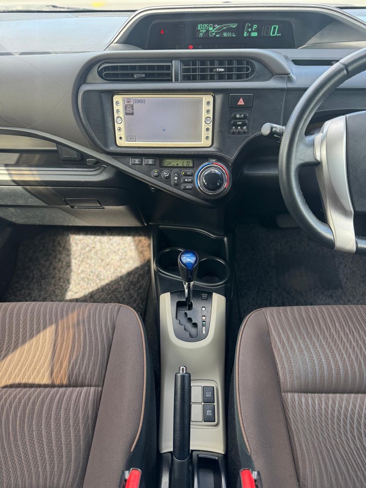 2013 Toyota Aqua thumbnail