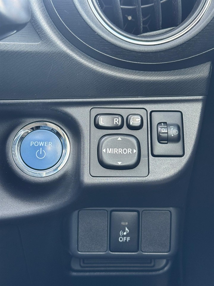 2013 Toyota Aqua thumbnail