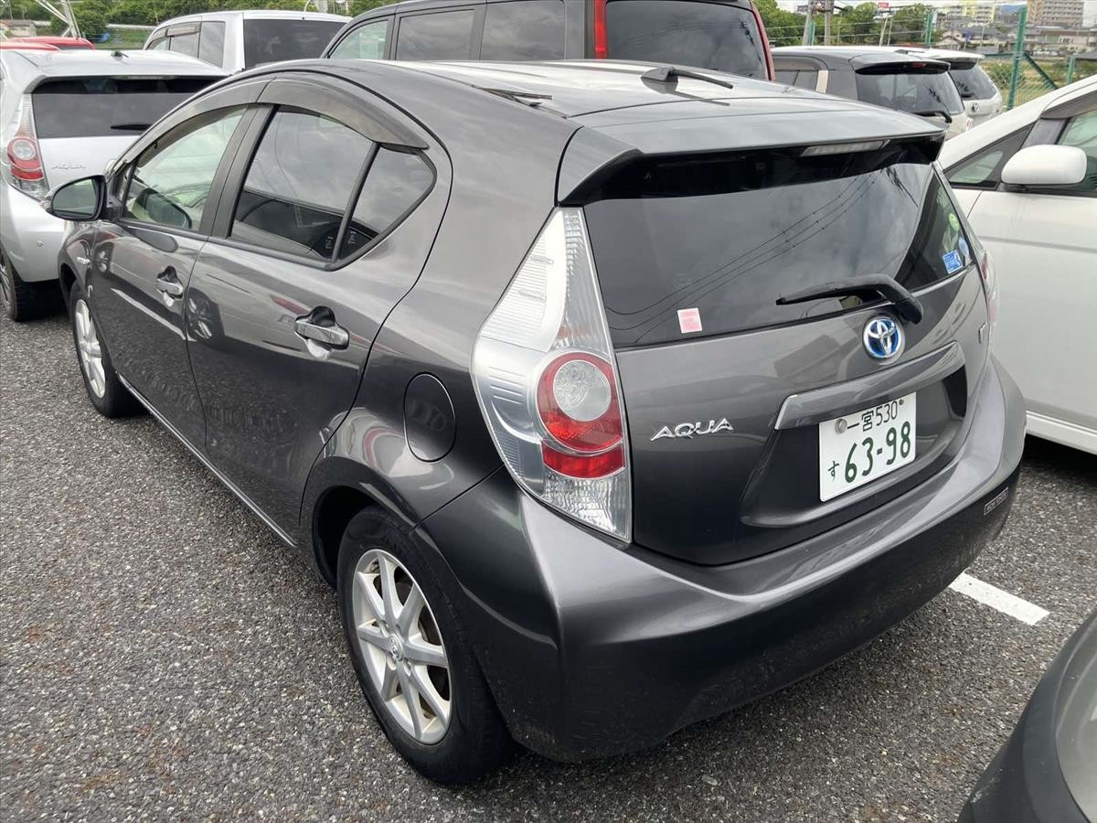 2013 Toyota Aqua thumbnail