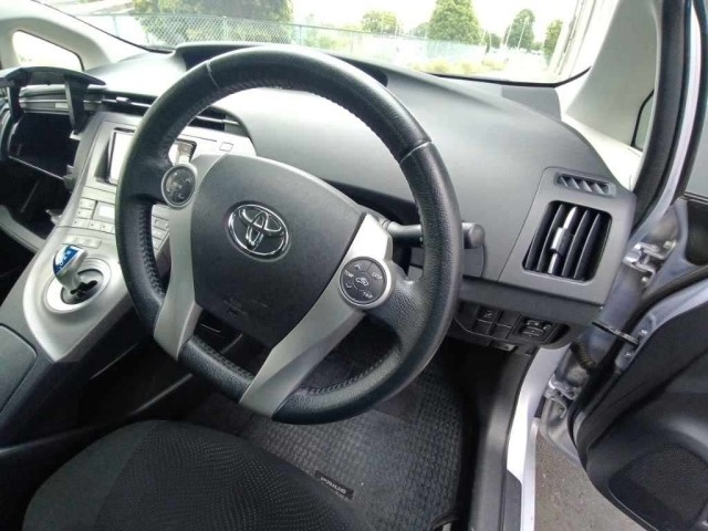 2015 Toyota PRIUS thumbnail