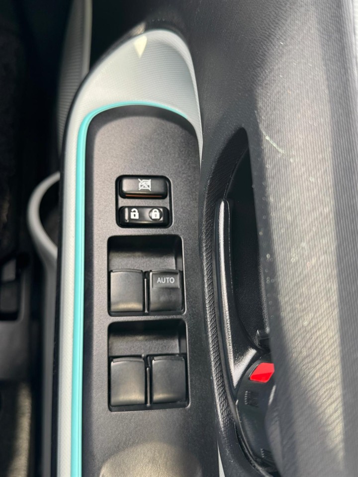 2013 Toyota Aqua thumbnail