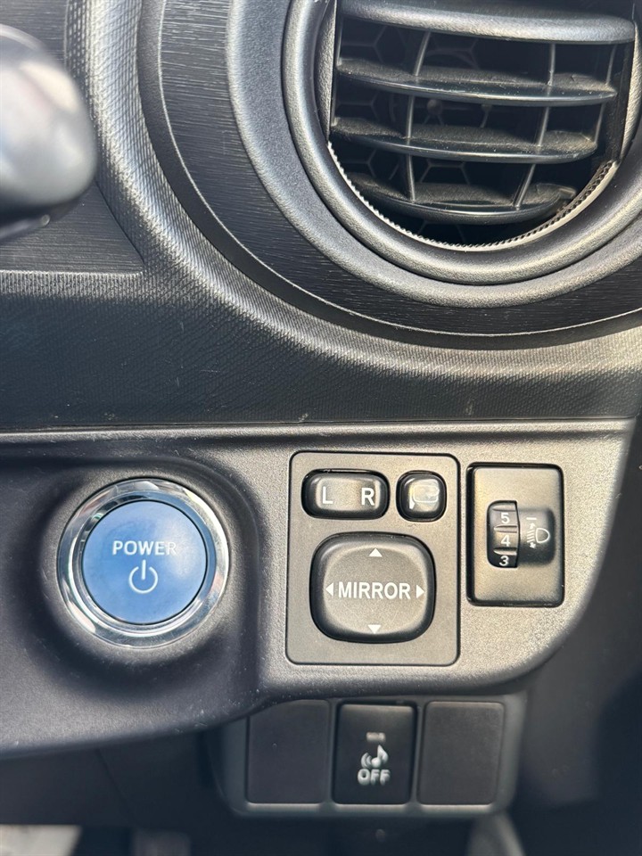 2013 Toyota Aqua thumbnail
