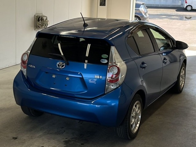 2013 Toyota Aqua thumbnail
