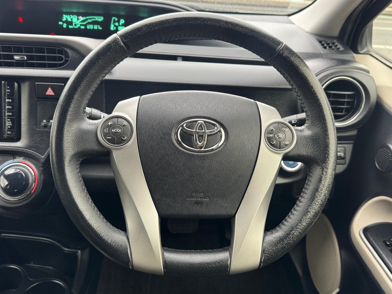 2013 Toyota Aqua thumbnail