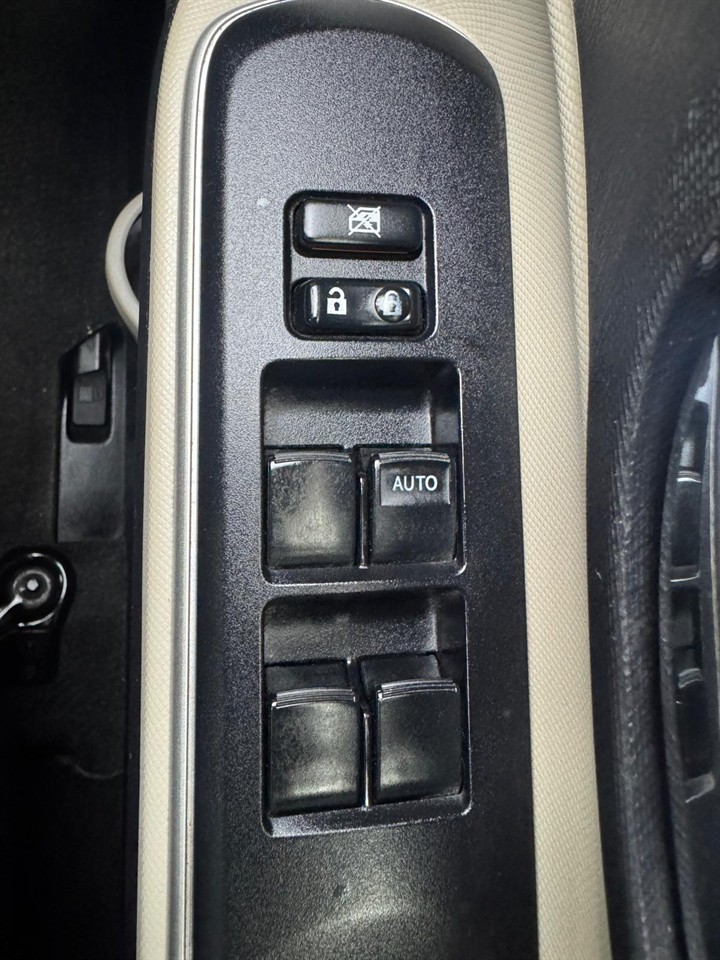 2013 Toyota Aqua thumbnail