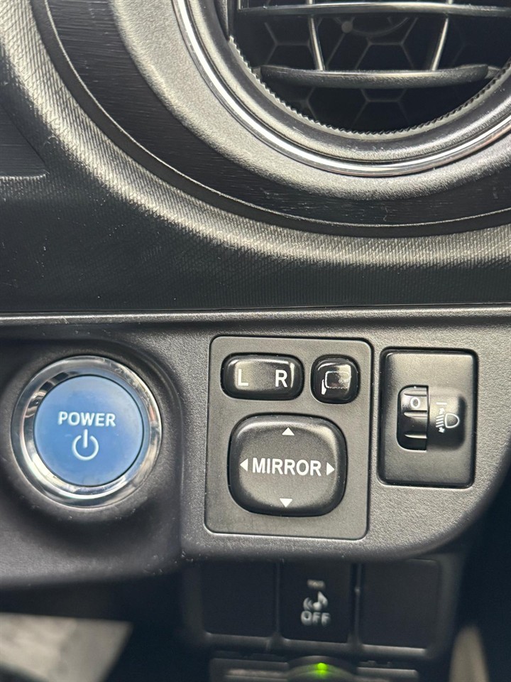 2013 Toyota Aqua thumbnail