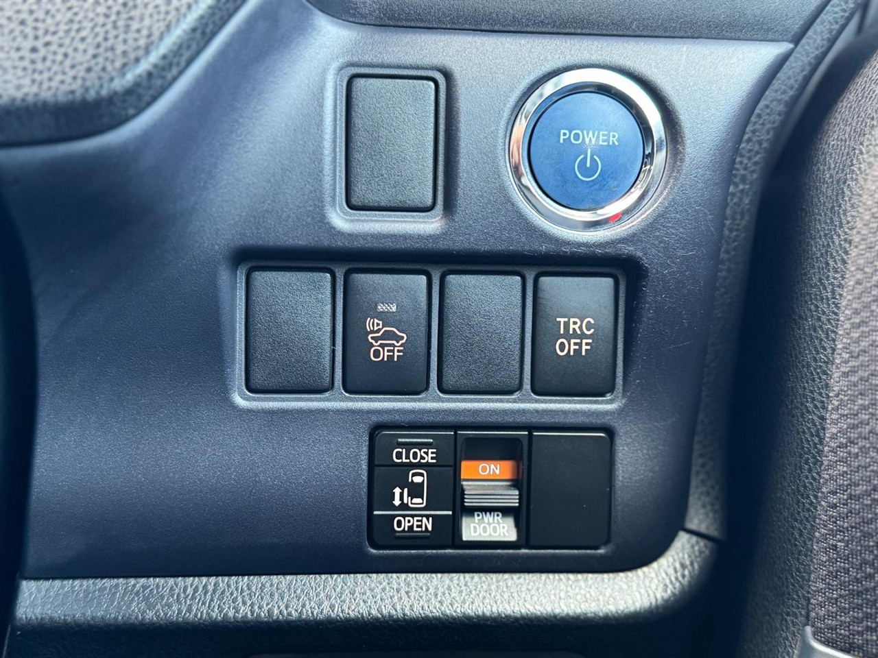 2014 Toyota NOAH thumbnail