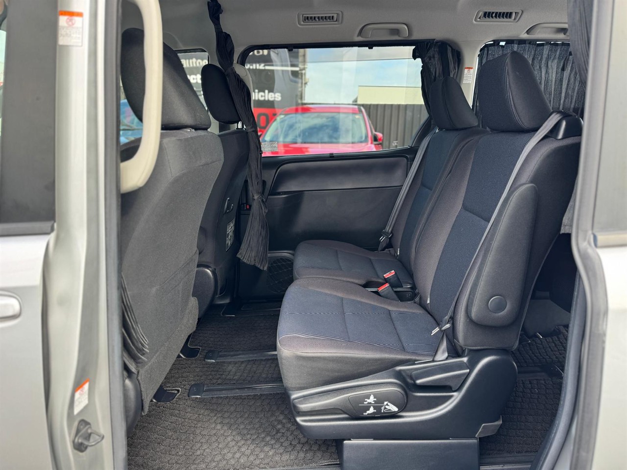 2014 Toyota NOAH thumbnail