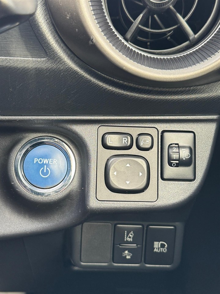 2017 Toyota Aqua thumbnail