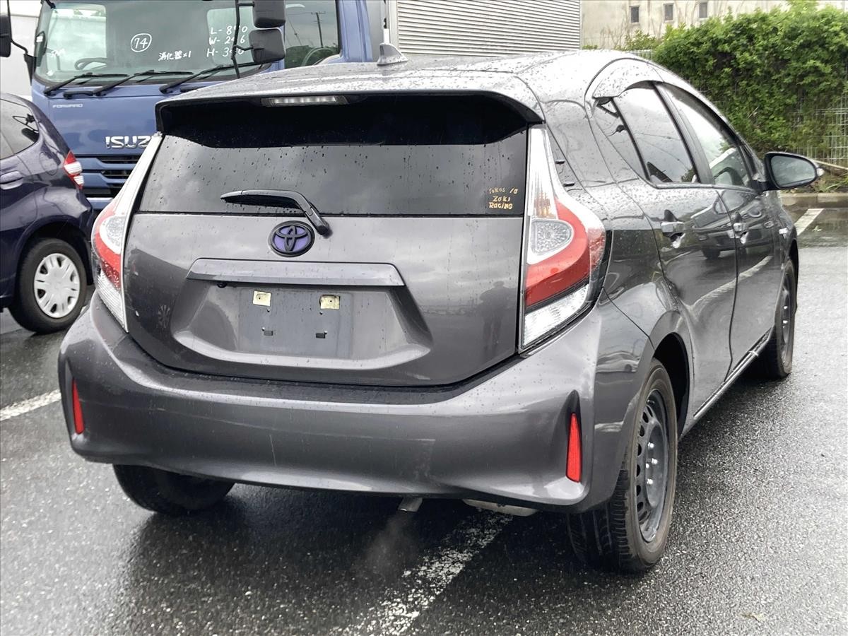 2017 Toyota Aqua thumbnail