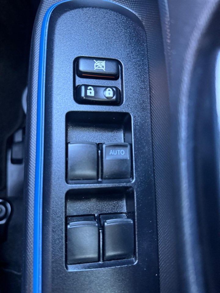 2013 Toyota Aqua thumbnail