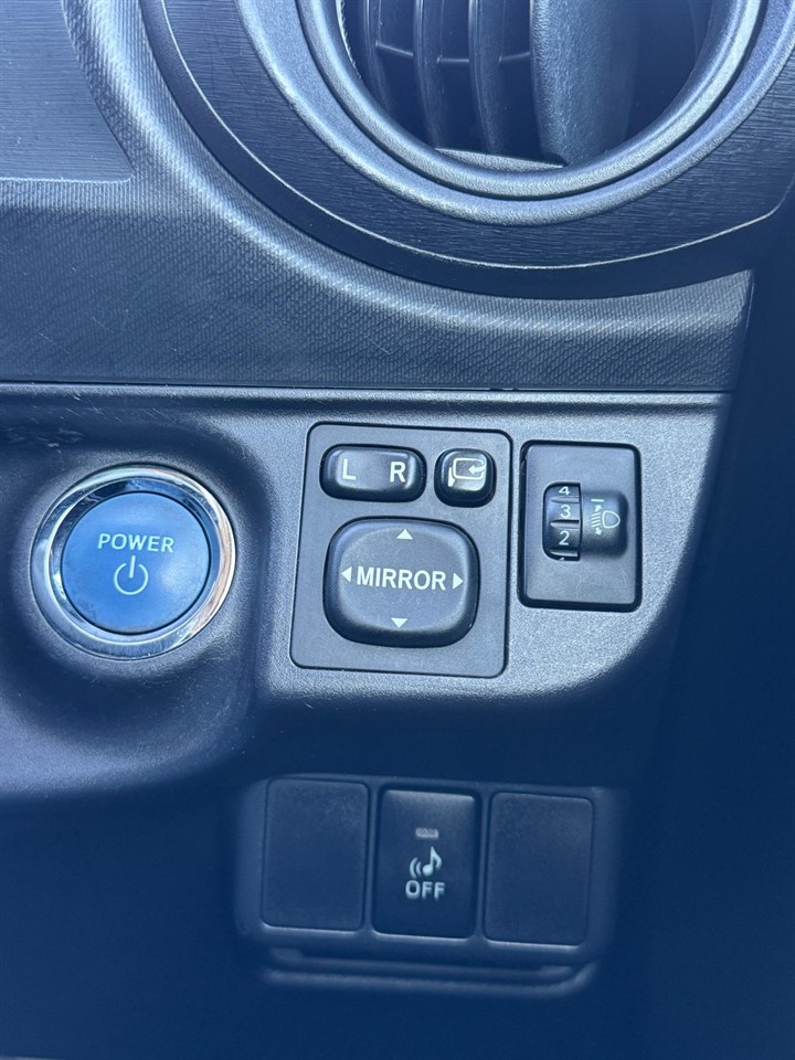2013 Toyota Aqua thumbnail