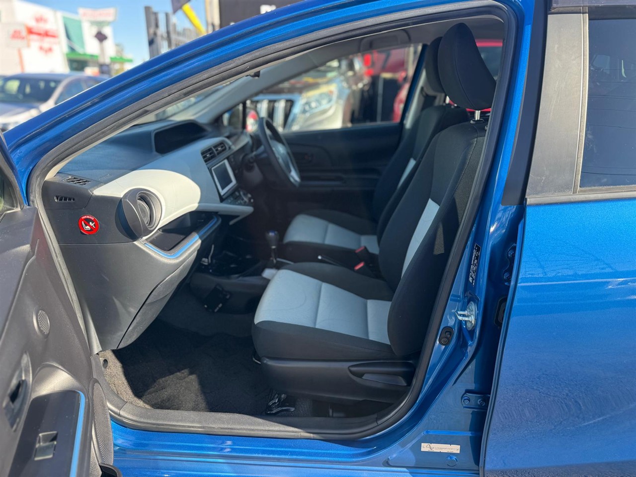 2013 Toyota Aqua thumbnail