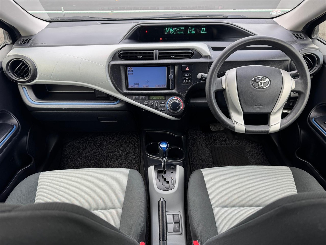2013 Toyota Aqua thumbnail