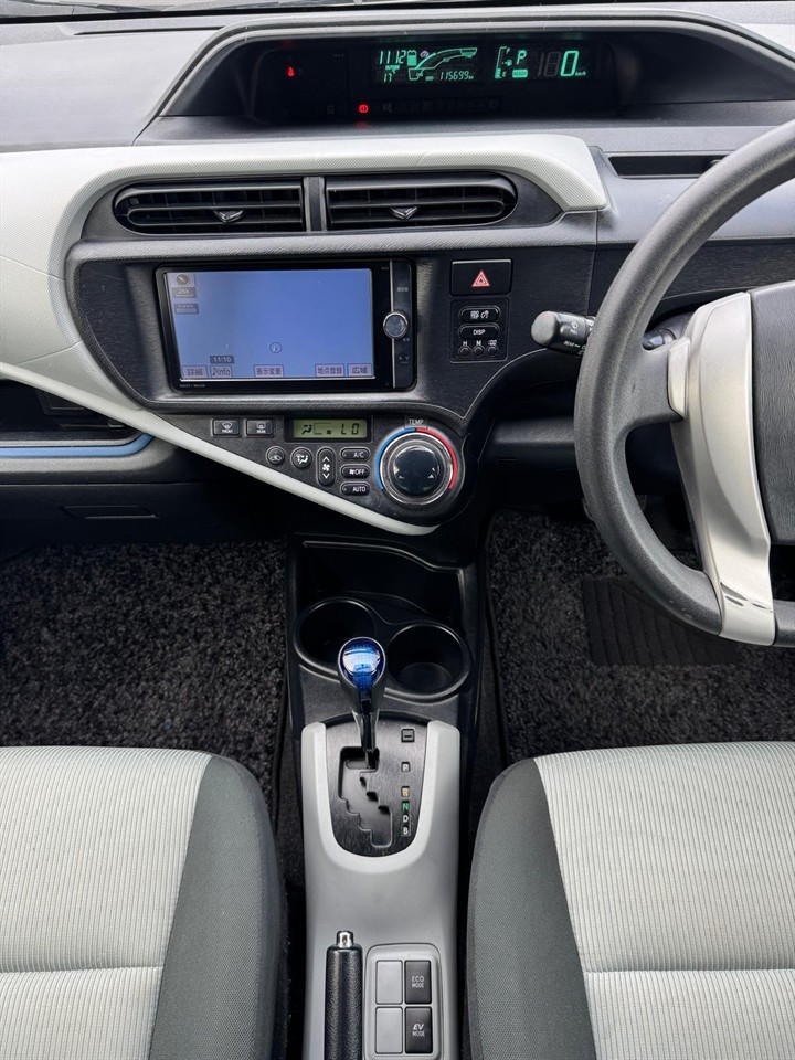 2013 Toyota Aqua thumbnail