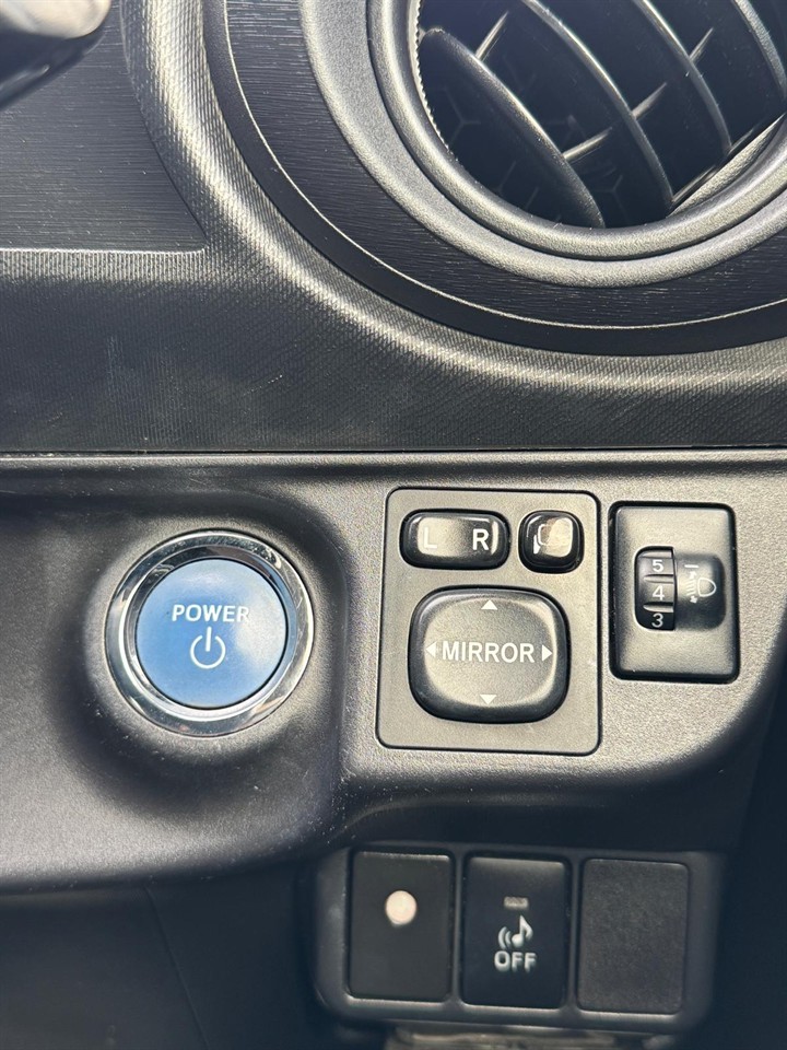 2013 Toyota Aqua thumbnail