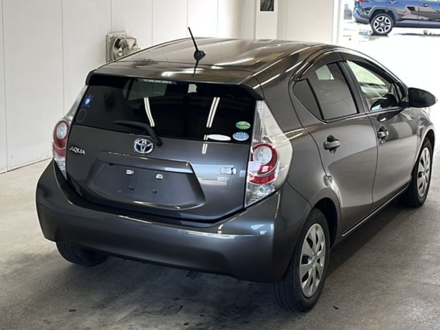 2013 Toyota Aqua thumbnail