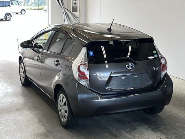 2013 Toyota Aqua thumbnail