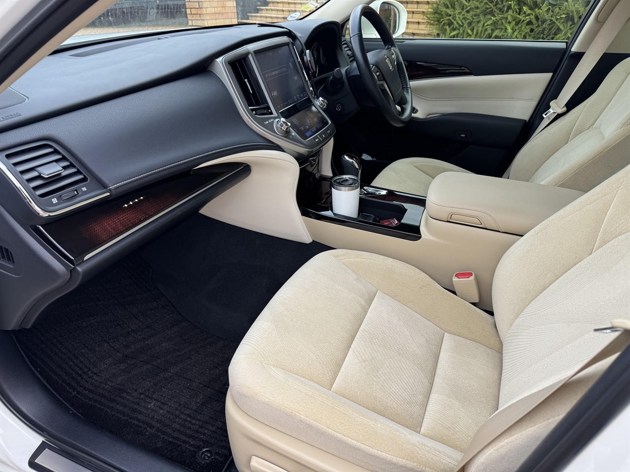 2017 Toyota Crown thumbnail